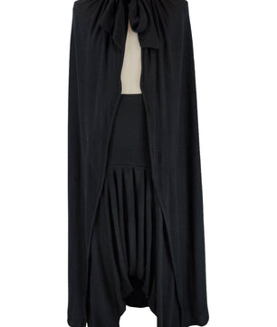 Noleggio completo nero uomo con mantello, pantalone e casacca ###