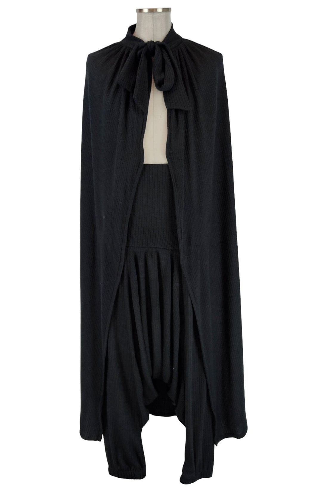 Noleggio completo nero uomo con mantello, pantalone e casacca 