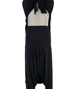 Noleggio completo nero uomo con mantello, pantalone e casacca ###