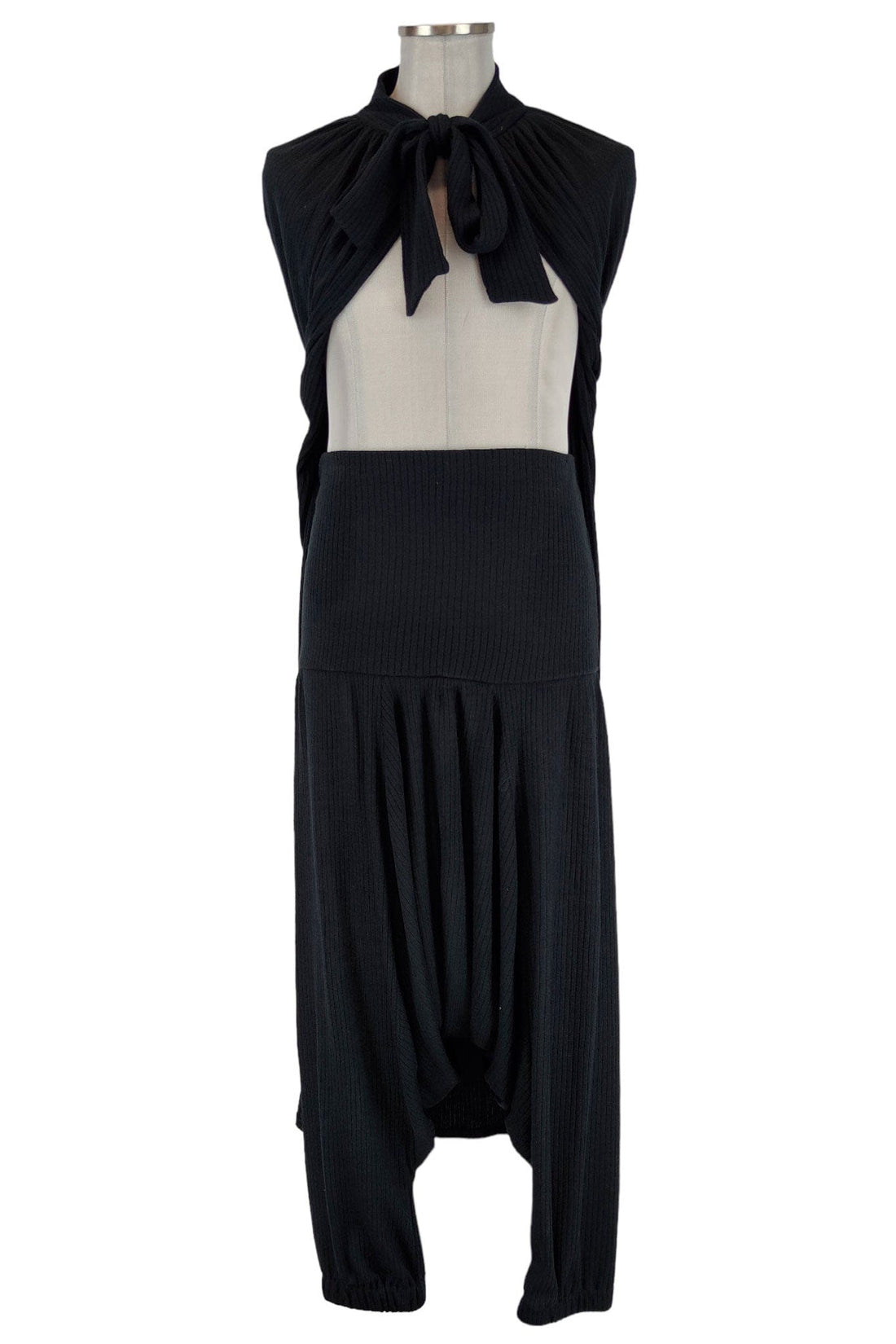 Noleggio completo nero uomo con mantello, pantalone e casacca 