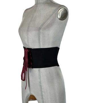 Noleggio Corsetto donna Nero con Nastro di Seta Borgogna