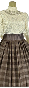 Noleggio Abito donna vintage con corpetto in pizzo e gonna a righe