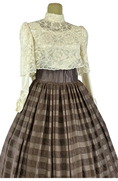 Noleggio Abito donna vintage con corpetto in pizzo e gonna a righe