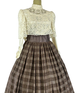 Noleggio Abito donna vintage con corpetto in pizzo e gonna a righe