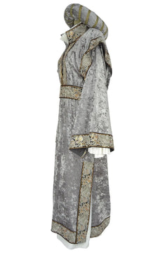 Noleggio abito medievale donna grigio da dama di corte con ampia manica svasata, vista laterale