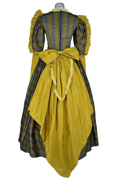 Noleggio abito storico Donna da nobildonna Settecento, vista posteriore con grande fiocco giallo ocra e panneggio decorativo