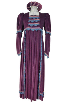 Noleggio abito storico donna rinascimentale viola visto frontalmente con copricapo coordinato