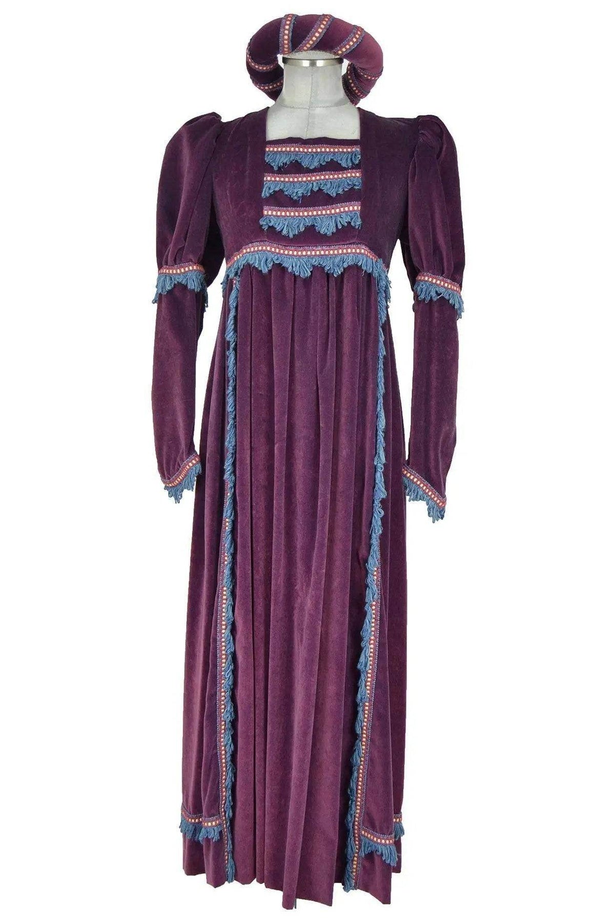 Noleggio abito storico donna rinascimentale viola visto frontalmente con copricapo coordinato
