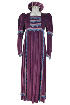 Noleggio abito storico donna rinascimentale viola visto frontalmente con copricapo coordinato