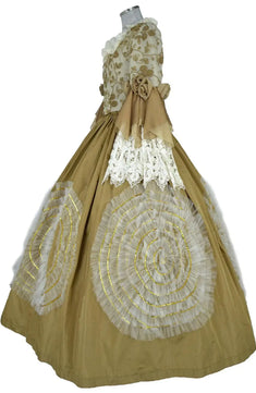 Noleggio abito storico Donna Rococò oro, vista laterale con volant beige e gonna oro antico