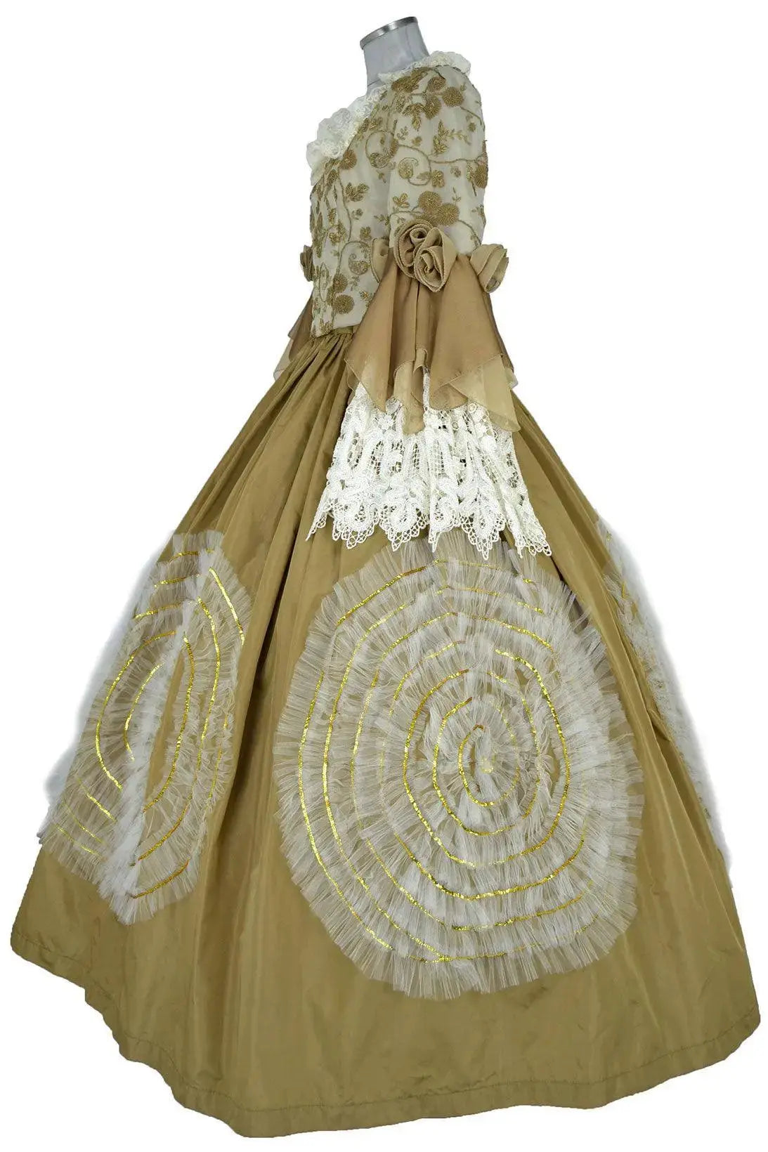 Noleggio abito storico Donna Rococò oro, vista laterale con volant beige e gonna oro antico