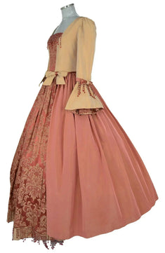 Noleggio abito storico donna rococò veneziano rosa antico con gonna a pieghe e fiocco laterale, vista laterale
