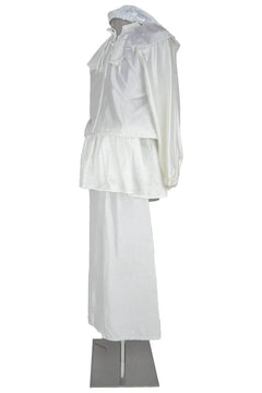 Noleggio costume Pulcinella uomo bianco vista laterale con casacca ampia, sopravveste arricciata e cappuccio ricadente