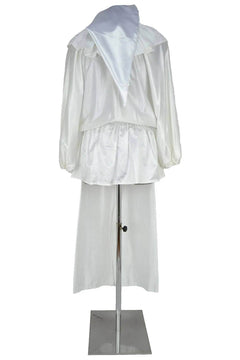 Noleggio costume Pulcinella uomo tradizionale vista posteriore con punta del cappuccio, gorgiera e pantaloni larghi