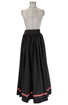 Noleggio Gonna Nera Lunga Donna - Eleganza Storica per Ogni Epoca