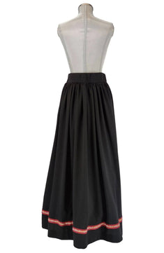 Noleggio Gonna Nera Lunga Donna - Eleganza Storica per Ogni Epoca