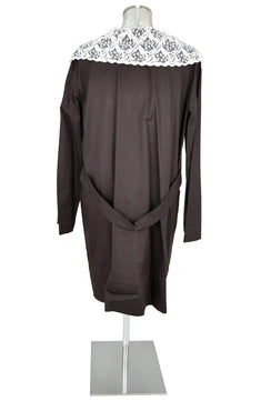 noleggio-grembiule-marrone-colletto-ricamato-unisex_3