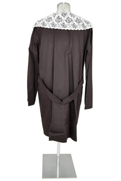 noleggio-grembiule-marrone-colletto-ricamato-unisex_3