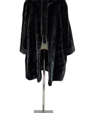 Noleggio Pelliccia Ecologica Nera Donna: Eleganza e Sostenibilità