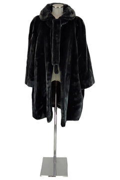 Noleggio Pelliccia Ecologica Nera Donna: Eleganza e Sostenibilità