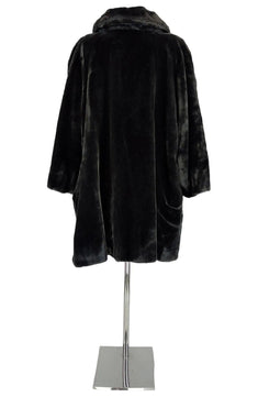 Noleggio Pelliccia Ecologica Nera Donna: Eleganza e Sostenibilità