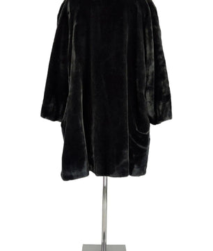 Noleggio Pelliccia Ecologica Nera Donna: Eleganza e Sostenibilità