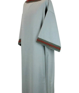 Noleggio tunica unisex azzurro polvere con bordure - rievocazioni ###