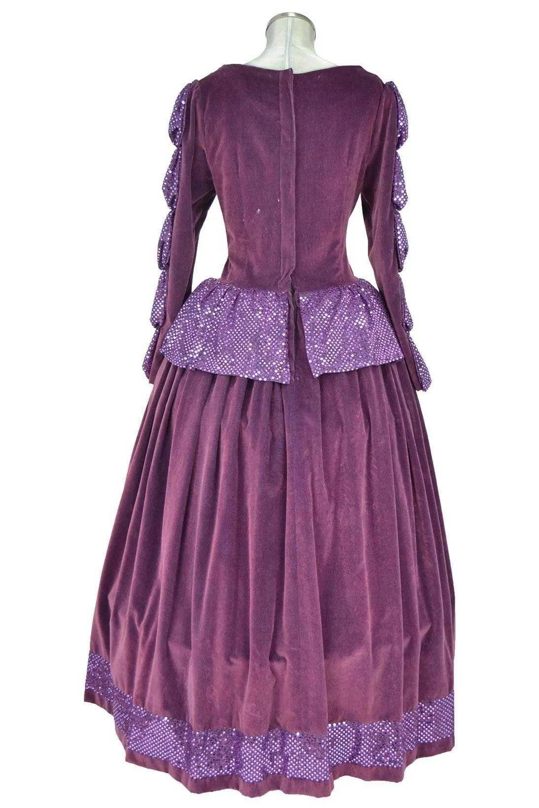 Noleggio abito storico Donna dama del Seicento viola con baschina lilla e gonna arricciata vista posteriore