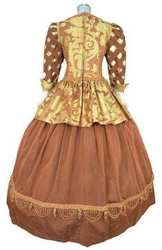 Noleggio abito storico Donna dama Versailles Settecento, vista posteriore con corpetto dorato, baschina arricciata e chiusura centrale